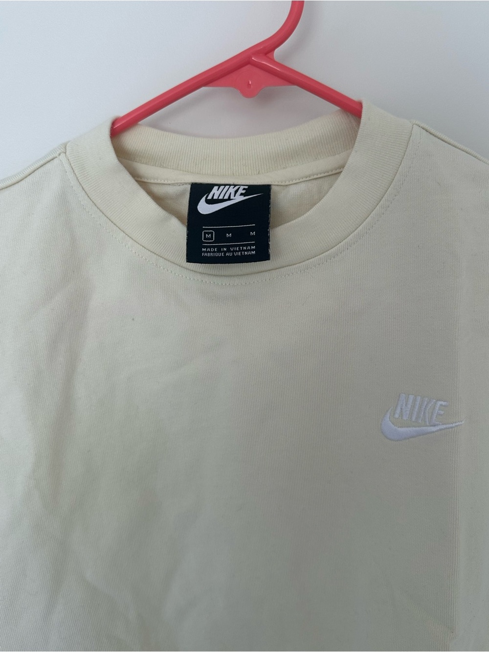 Nike Cropped Tee in butter yellow - Picture 2 of 3